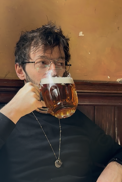 Pat trinkt ein Bier in der Scholars Lounge in Rom.